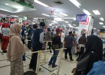 ANTREAN PEMBELI. Antrean pembeli saat akan melakukan pembayaran di kasir Ramayana Bandar Lampung, Jumat (15/5). Sejumlah tempat perbelanjaan modern di Bandar Lampung mulai dipenuhi pengunjung yang akan berbelanja kebutuhan Idulfitri meski pademi Covid-19 masih mewabah.
LAMPUNG POST/SUKISNO