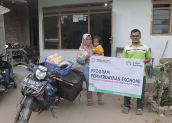 JEMPUT ZAKAT. Lembaga Amil Zakat Abdurohman Bin Auf (LAZ ABA)  menyalurkan zakat maal dan zakat fitrah dan siap menjemput zakat, sehingga pembayar zakat tak mesti keluar rumah. (DOK. LAZ ABA)