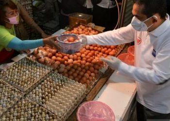 Menteri Perdagangan Agus Suparmanto (kanan) menginspeksi salah satu kios pedagang telur di Pasar Kramat Jati, Jakarta, Rabu (29/4/2020). ANTARA FOTO/Aditya Pradana Putra