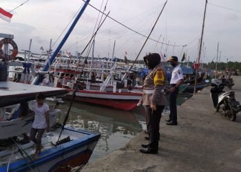 GELOMBANG LAUT. Akibat gelombang laut tinggi, nelayan di dermaga bom Kalianda, Lampung Selatan, tidak melaut. LAMPUNG POST/PERDHANA WIBYSONO