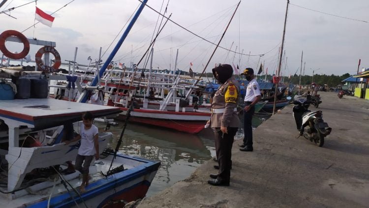 GELOMBANG LAUT. Akibat gelombang laut tinggi, nelayan di dermaga bom Kalianda, Lampung Selatan, tidak melaut. LAMPUNG POST/PERDHANA WIBYSONO