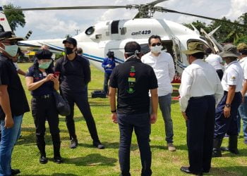 SAMBUT NYONYA LEE. Bupati Tubaba Umar Ahmad menyambut Nyonya Lee dan rombongan saat kunjungan ke Tubaba, Selasa (26/5). LAMPUNG POST/MERWAN