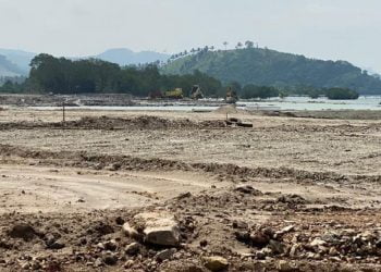 PASCAPENUTUPAN. Lokasi reklamasi pantai oleh grup PT Tri Patria Bahuga (PT Dataran Bahuga Permai) di Desa Bakauheni, Kecamatan Bakauheni, Lampung Selatan pascaditutup sementara, Jumat (15/5).(LAMPUNG POST/AAN KRIDOLAKSONO)