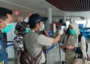 Pengecekan suhu tubuh diperketat di Pelabuhan Bakauheni. (DOK.LAMPUNG POST)