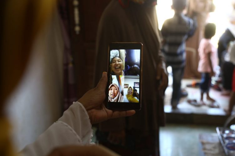 Silaturahmi secara virtual. (LAMPUNG POST/ZAINUDDIN)