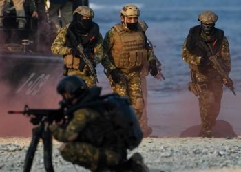 LATIHAN PEPERANGAN LAUT KHUSUS 2020. Panglima Komando Armada I, Laksamana Muda TNI Ahmadi Heri Purwono (kedua kanan) melakukan penyerbuan bersama prajurit Satuan Komando Pasukan Katak (Satkopaska) Koarmada I saat Latihan Peperangan Laut Khusus 2020 di Pulau Damar, Kepulauan Seribu, Jakarta, Selasa (30/6). Kegiatan tersebut bagian dari Latihan Peperangan Laut Khusus 2020 sebagai upaya pembinaan kesiapsiagaan dan kemampuan pasukan untuk meningkatkan profesionalisme, keterampilan, dan kesiapan operasional Satuan Kopaska dalam menjaga keutuhan NKRI. ANTARA FOTO/M RISYAL HIDAYAT