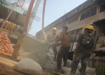 PASAR SMEP. Pekerja konstruksi kembali mengerjakan progres pembangunan Pasar SMEP Bandar Lampung, Rabu (17/6). Pembangunan gedung pasar SMEP Bandar Lampung untuk tahap finishing tahun 2020 ini mulai berjalan, yang sebelumnya pada tahun lalu Pemkot setempat telah mengerjakan dua lantai pembangunan.
n LAMPUNG POST/SUKISNO