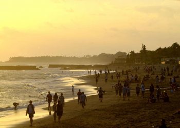 WISATAWAN TETAP KUNJUNGI PANTAI YANG DITUTUP. Wisatawan memadati kawasan Pantai Canggu, Badung, Bali, Kamis (4/6). Warga dan wisatawan dari berbagai negara terpantau mengunjungi objek wisata yang sebenarnya masih ditutup dari kunjungan wisatawan sebagai upaya untuk mencegah penyebaran COVID-19 tersebut dengan melewati akses-akses masuk pantai yang tidak dijaga oleh petugas. ANTARA FOTO/Fikri Yusuf