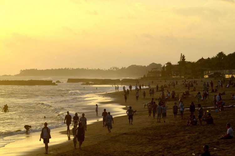 WISATAWAN TETAP KUNJUNGI PANTAI YANG DITUTUP. Wisatawan memadati kawasan Pantai Canggu, Badung, Bali, Kamis (4/6). Warga dan wisatawan dari berbagai negara terpantau mengunjungi objek wisata yang sebenarnya masih ditutup dari kunjungan wisatawan sebagai upaya untuk mencegah penyebaran COVID-19 tersebut dengan melewati akses-akses masuk pantai yang tidak dijaga oleh petugas. ANTARA FOTO/Fikri Yusuf