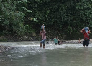 JALAN PINTAS SEBRANGI KALI. Warga menyebrang kali akar yang berarus deras di Jalan Saleh Raja Kusuma Yudha, Gang Lubuk Kopi, Sukarame II, Teluk Betung Bandar Lampung, Selasa (9/6). Warga menyebrangi kali ini untuk jalan pintas dari kampung Sukarame II dengan kampung Sinar Banten dan sebaliknya, sedangkan jika melalui akses darat dengan berjalan kaki harus menempuh kurang lebih 20 menit.
LAMPUNG POST / ZAINUDDIN