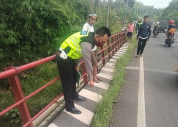 Pemotor Luka Parah Usai Tabrak Jembatan