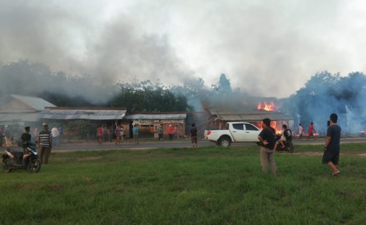 Dua Kios BBM Eceran Terbakar