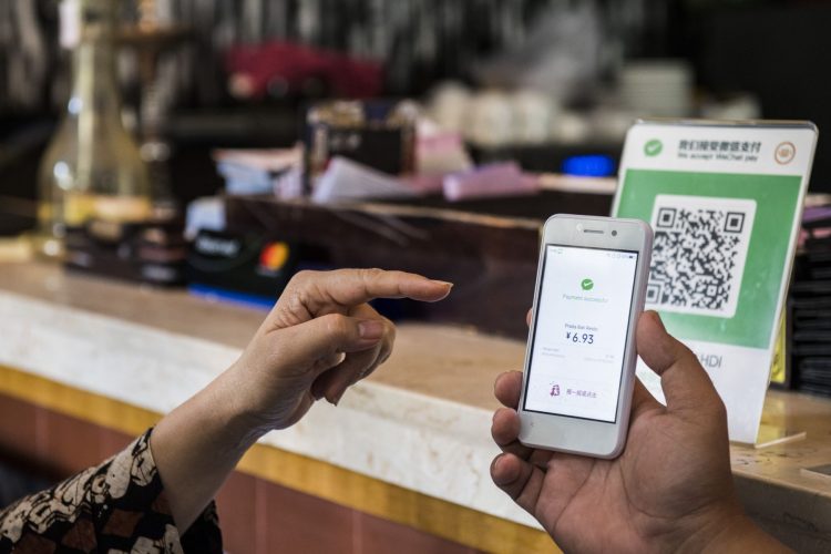 PENGGUNAAN aplikasi teknologi keuangan digital (financial technology/fintech) terus meluas dan masif di masyarakat.