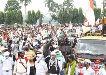 TOLAK RUU HIP. Ratusan massa yang mengatasnamakan Forum Suara Masyarakat Lampung menggelar aksi selamatkan Negara Kesatuan Republik Indonesia (NKRI) dan Pancasila serta menolak komunisme dan batalkan Rancangan Undang-Undang Haluan Ideologi Pancasila (RUU HIP). Aksi tersebut digelar di Lapangan Korpri Kantor Gubernur Lampung, Jumat (27/6).
LAMPUNG POST/ZAINUDDIN