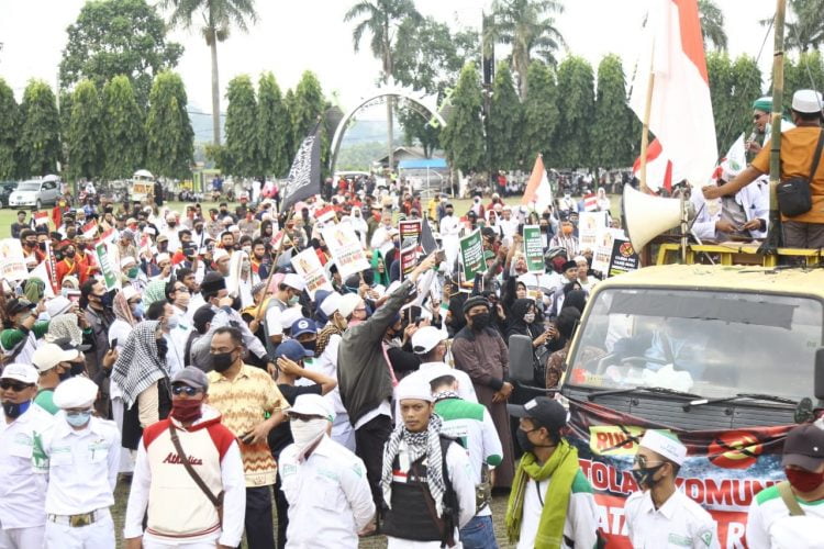 TOLAK RUU HIP. Ratusan massa yang mengatasnamakan Forum Suara Masyarakat Lampung menggelar aksi selamatkan Negara Kesatuan Republik Indonesia (NKRI) dan Pancasila serta menolak komunisme dan batalkan Rancangan Undang-Undang Haluan Ideologi Pancasila (RUU HIP). Aksi tersebut digelar di Lapangan Korpri Kantor Gubernur Lampung, Jumat (27/6).
LAMPUNG POST/ZAINUDDIN