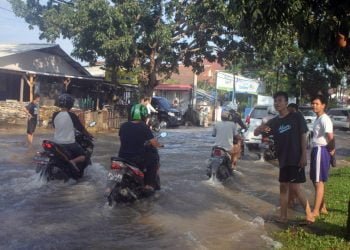 BANJIR DI BANDAR LAMPUNG. Pengendara saat melintasi banjir di Jalan Sultan Agung, Bandar Lampung, Lampung, Jumat (12/6). Banjir tersebut disebabkan tingginya intensitas hujan serta buruknya sistem drainase di sekitar daerah itu dan juga beberapa daerah dikota Bandar Lampung juga terkena dampak banjir.LAMPUNG POST/SUKISNO