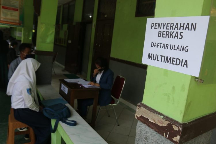 DAFTAR ULANG. Calon peserta siswa baru sedang menyerahkan berkas daftar ulang di SMK Negeri 5 Bandar Lampung, Rabu (24/6). Dinas Pendidikan dan Kebudayaan (Disdikbud) Lampung mengaku hanya menggugurkan peserta penerimaan siswa didik baru (PPDB) pengguna dokumen bodong. Masalah hukum dugaan pemalsuan dokumennya diserahkan sepenuhya ke kepolisian.
n LAMPUNG POST/SUKISNO