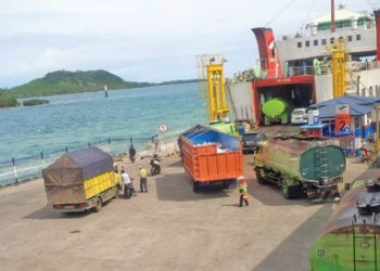 PELABUHAN BAKAUHENI. Arus penyeberangan angkutan kendaraan barang dan logistik di Pelabuhan Bakauheni tidak dibatasi pada masa adaptasi kenormalan baru, Rabu (10/6). Kementerian Perhubungan membatalkan pembatasan jumlah penumpang maksimal 50% dari kapasitas kapal angkutan sungai danau dan penyeberangan dalam rangka pencegahan penyebaran Covid-19.
LAMPUNG POST/AAN KRIDOLAKSONO