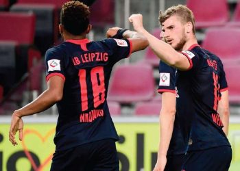 TIMO WERNER. Pemain depan Jerman Leipzig, Timo Werner (kanan), merayakan dengan gelandang Prancis Leipzig, Christopher Nkunku (kiri), mencetak 1—3 saat pertandingan sepak bola Bundesliga Divisi Satu Jerman, FC Cologne vs RB Leipzig, di Cologne, Selasa (2/6).
AFP/INA FASSBENDER
