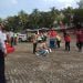 SIMULASI. Petugas kesehatan memeriksa warga yang pingsan, dalam gladi simulasi tatanan new normal, Senin (1/6). n LAMPUNG POST/JUWANTORO