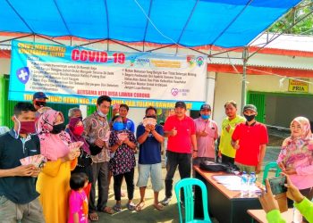 TERIMA BANTUAN. Warga terdampak Covid-19 di Tiyuh Bujungdewa menerima bantuan BLT-DD tahap kedua, Jumat (5/6). LAMPUNG POST/AHMAD SOBIRIN