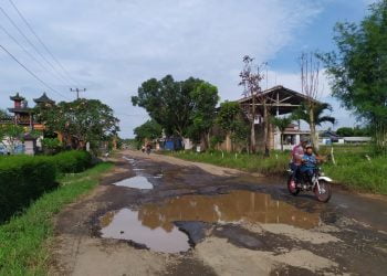 RUSAK PARAH. Kondisi jalan poros di Kecamatan Sidomulyo yang menghubungkan Kecamatan Way Panji, Lampung Selatan, rusak parah, Selasa (9/6). n LAMPUNG POST/PERDHANA WIBYSONO