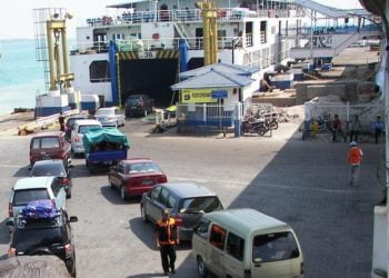 ARUS KENDARAAN NAIK. Arus penyeberangan kendaraan roda empat penumpang naik signifikan sejak memasuki masa adaptasi kenormalan baru, Senin (15/6). LAMPUNG POST/AAN KRIDOLAKSONO