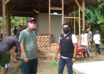 BAKSOS. Organisasi Masyarakat Mesuji Bersatu melaksanakan baksos bersama kades Sumberrejo dan para donatur merenovasi rumah Mulyono (80), Minggu (21/6). ISTIMEWA