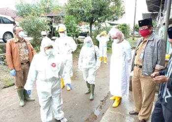 SESUAI PROTOKOL. Para petugas kesehatan dan pemulasaraan jenazah menyiapkan proses pemakaman jenazah reaktif Covid-19 yang sesuai dengan protokol kesehatan, Selasa (23/6). DOK WARGA