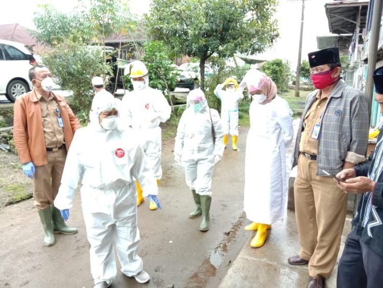 SESUAI PROTOKOL. Para petugas kesehatan dan pemulasaraan jenazah menyiapkan proses pemakaman jenazah reaktif Covid-19 yang sesuai dengan protokol kesehatan, Selasa (23/6). DOK WARGA