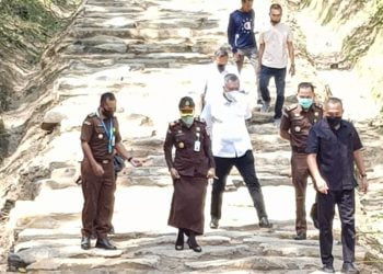 KUNJUNGAN. Bupati Tubaba Umar Ahmad dan Sekkab Herwan Sahri menyambut Kajari Tulangbawang Dyah Ambarwati saat kunjungan ke Uluannughik, Rabu(24/6). LAMPUNG POST/MERWAN