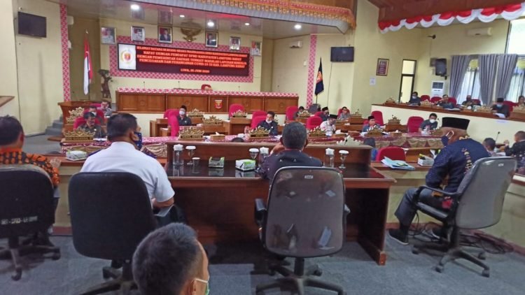 HEARING. DPRD Lambar menggelar hearing penggunaan anggaran penanganan bencana Covid-19, Kamis (25/6). LAMPUNG POST/ELIYAH