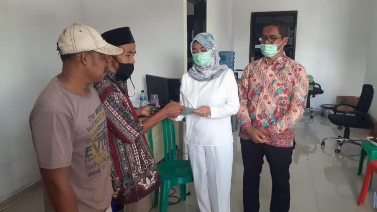 BERDIALOG. Pihak RSMI Bukitkemuning berdialog dengan perwakilan warga yang terkena dampak limbah dari RSMI, Rabu (3/6). LAMPUNG POST/FAJAR NOFITRA
