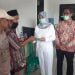 BERDIALOG. Pihak RSMI Bukitkemuning berdialog dengan perwakilan warga yang terkena dampak limbah dari RSMI, Rabu (3/6). LAMPUNG POST/FAJAR NOFITRA
