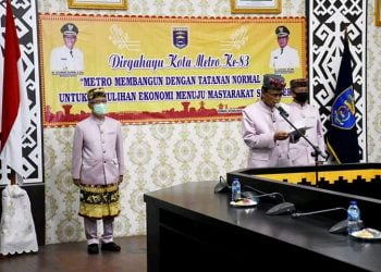 BACAKAN SAMBUTAN. Wali Kota Metro Achmad Pairin membacakan sambutan HUT ke-83 Kota Metro secara virtual, Senin (8/6). n DOK PROTOKOL METRO