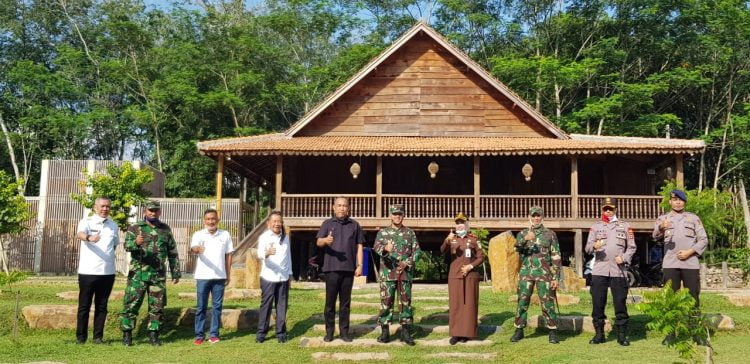 FOTO BERSAMA. Bupati Tulangbawang Barat Umar Ahmad didampingi anggota Forkopimda setempat berfoto bersama saat menyambut kunjungan kerja Danrem 043/Gatam Brigjen Toto Jumariono di kabupaten setempat, Rabu (10/6). LAMPUNG POST/MERWAN