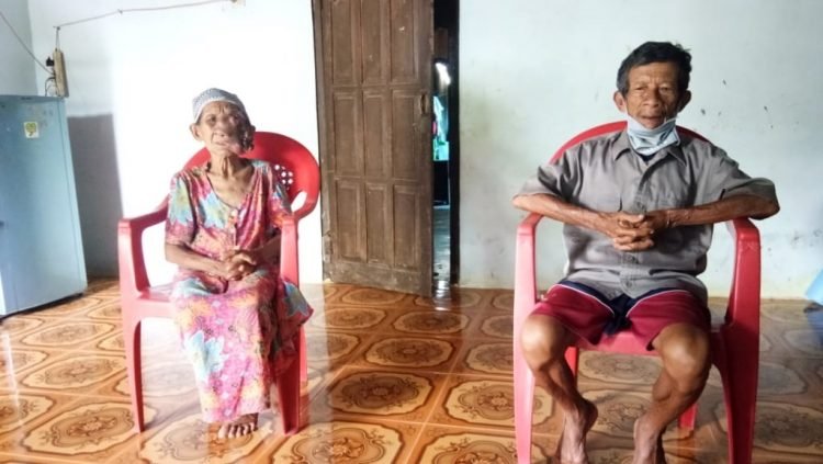 TUMOR GANAS. Penderita tumor ganas dan kelenjar getah bening, Wasinah (71), bersama sang suami, Darsun (70), membutuhkan uluran tangan untuk pengobatan, di rumahnya. LAMPUNG POST/ARMANSYAH