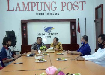 KUNJUNGAN BUPATI WAY KANAN. Bupati Way Kanan Raden Adipati Surya bersama Pemimpin Redaksi Lampung Post Iskandar Zulkarnain dan Pemimpin Perusahaan Lampung Post Riza Mauludin saat kunjungan ke Lampung Post, Kamis (25/6).n LAMPUNG POST/HENDRIVAN GUMALA
