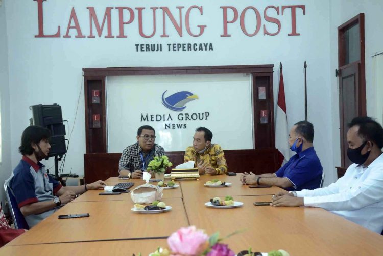 KUNJUNGAN BUPATI WAY KANAN. Bupati Way Kanan Raden Adipati Surya bersama Pemimpin Redaksi Lampung Post Iskandar Zulkarnain dan Pemimpin Perusahaan Lampung Post Riza Mauludin saat kunjungan ke Lampung Post, Kamis (25/6).n LAMPUNG POST/HENDRIVAN GUMALA
