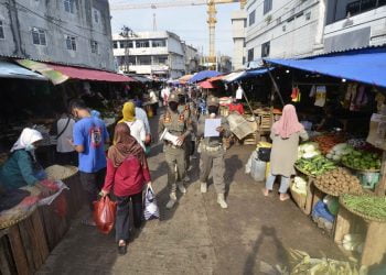 SOSIALISASI PROTOKOL KESEHATAN DI PASAR TRADISIONAL. Petugas Polisi Pamong Praja Provinsi Lampung melakukan sosialisasi protokol kesehatan di pasar tradisional di Bandar Lampung, Lampung, Rabu (17/6). Sosialisasi tersebut sebagai upaya Pemerintah Provinsi Lampung dan kabupaten/Kota untuk mencegah penyebaran wabah Covid-19, terutama jelang penerapan tatanan normal baru. n ANTARA/ARDIANSYAH