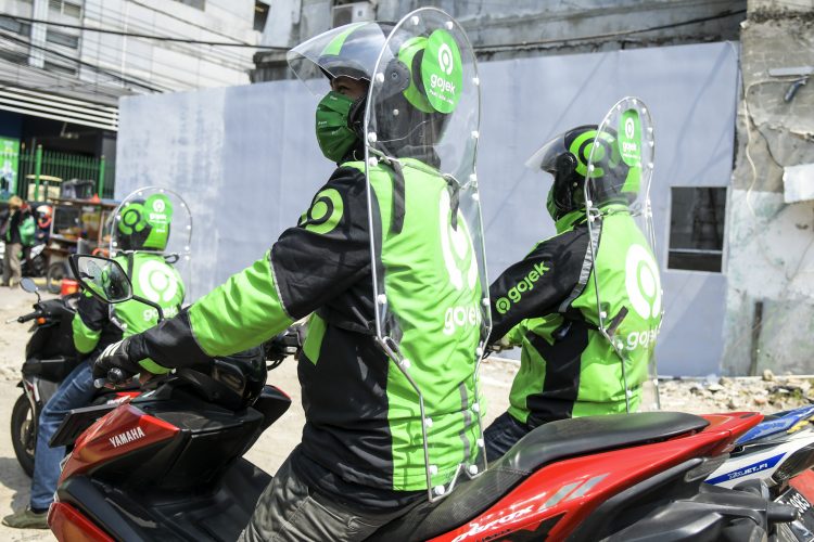 Pengemudi ojek daring mengenakan sekat pelindung saat menunggu penumpang di kawasan jalan Kendal, Jakarta, Rabu (10/6/2020). Penggunaan sekat pelindung untuk pembatasan antara pengemudi dan penumpang tersebut sebagai bentuk penerapan protokol kesehatan guna meminimalisir risiko penyebaran virus COVID-19 dalam menghadapi era normal baru. ANTARA FOTO/Galih Pradipta/aww.