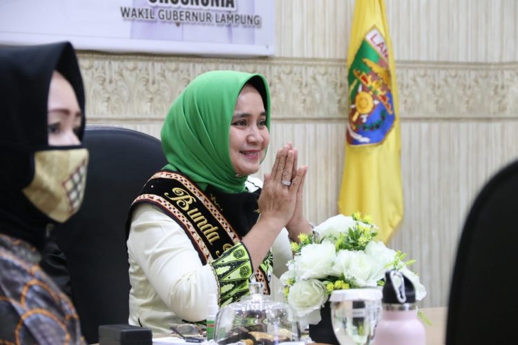 TELESIMPOSIUM. Bunda Pendidikan Anak Usia Dini (PAUD) Provinsi Lampung Riana Sari Arinal saat acara Telesimposium IX IDI Cabang Lampung Timur di Ruang Command Center Dinas Kominfo dan Statistik Provinsi Lampung, Sabtu (13/6). DOK ADPIM