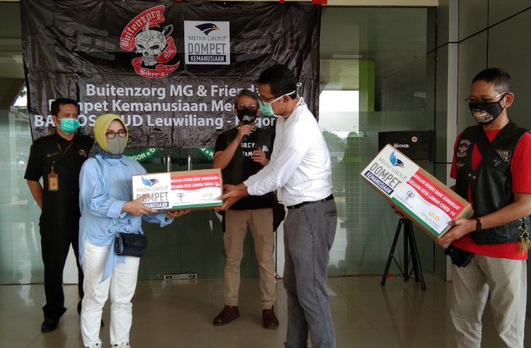 DOMPET KEMANUSIAAN. Ketua Yayasan Media Group, Ali Sadikin, memberikan bantuan yang diterima oleh Direktur Utama RSUD Leuwiliang, Hesti Iswandari, di RSUD Leuwiliang, Bogor, Jawa Barat, Minggu (21/6). Dompet Kemanusiaan Media Group bersama komunitas motor di Bogor yang tergabung dalam Buitenzorg Motor Group and Friends menyerahkan bantuan puluhan ribuan alat pelindung diri kepada Rumah Sakit Umum Daerah Leuwiliang, Bogor, Jawa Barat.
LAMPUNG POST/LUCHITO SASONGKO