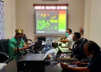 RAKERDA BAZNAS LAMPUNG. Suasana rapat kerja daerah Baznas Lampung secara virtual dengan pengurus Baznas kabupaten/kota se-Lampung, Sabtu (27/6). Rakerda itu dipimpin langsung Ketua Baznas Lampung Abdurrahman Harun, menghadirkan tiga pakar sekaligus rektor di Lampung Rektor Universitas Bandar Lampung (UBL) Yusuf S Barusman, Rektor Unila Karomani, dan UIN Raden Intan Lampung Moh Mukri.
n ISTIMEWA