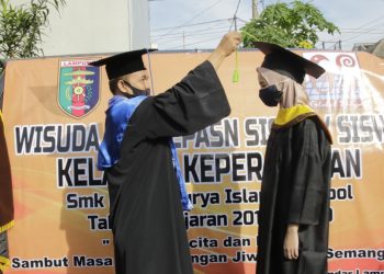WISUDA FROM HOME. Kepala SMK Global Surya Islamic School Sugeng Testanto mewisuda salah satu siswinya dengan konsep graduation from home (wisuda di rumah), Sabtu (6/6). n IST