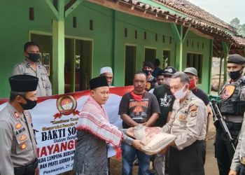 BANTUAN. Anggota Polda Lampung bersama Komunitas Automotif Roda Empat memberikan bantuan ke pondok pesantren dan panti asuhan, di Kecamatan Way Lima dan Telukpandan, Pesawaran. Bantuan itu dalam rangka bakti sosial hari jadi ke-74 Bhayangkara, Minggu (21/6).
LAMPUNG POST/PUTRA PANCASILA SAKTI