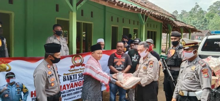 BANTUAN. Anggota Polda Lampung bersama Komunitas Automotif Roda Empat memberikan bantuan ke pondok pesantren dan panti asuhan, di Kecamatan Way Lima dan Telukpandan, Pesawaran. Bantuan itu dalam rangka bakti sosial hari jadi ke-74 Bhayangkara, Minggu (21/6).
LAMPUNG POST/PUTRA PANCASILA SAKTI