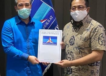 DENDI TERIMA REKOMENDASI. Bupati Pesawaran Dendi Ramadhona yang juga petahana saat menerima rekomendasi dari Dewan Pimpinan Pusat (DPP) Partai Demokrat untuk kembali berlaga sebagai bakal calon bupati di Pilkada Pesawaran, Minggu (31/5).
(ISTIMEWA)