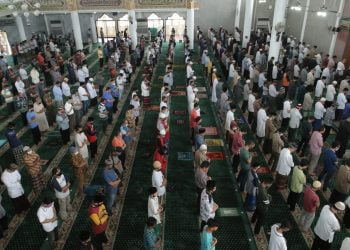 SALAT JUMAT. Umat Islam bersiap menunaikan ibadah salat jumat di Masjid Al Furqon Bandar Lampung, Jumat (5/6). Salat jumat tersebut merupakan yang pertama kali dilakukan di masa pandemi Covid-19 dan jemaah diharuskan mengikti protokol kesehatan.
LAMPUNG POST/ZAINUDDIN