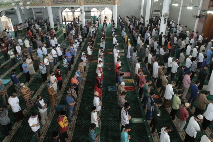 SALAT JUMAT. Umat Islam bersiap menunaikan ibadah salat jumat di Masjid Al Furqon Bandar Lampung, Jumat (5/6). Salat jumat tersebut merupakan yang pertama kali dilakukan di masa pandemi Covid-19 dan jemaah diharuskan mengikti protokol kesehatan.
LAMPUNG POST/ZAINUDDIN